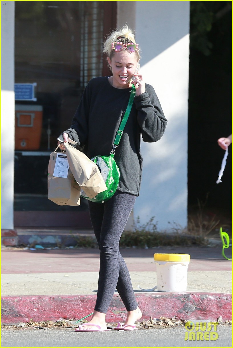 miley cyrus strips off her sweater for a visit to the nail salon 14