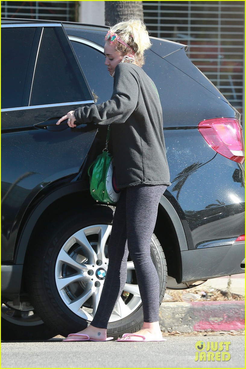 miley cyrus strips off her sweater for a visit to the nail salon 16