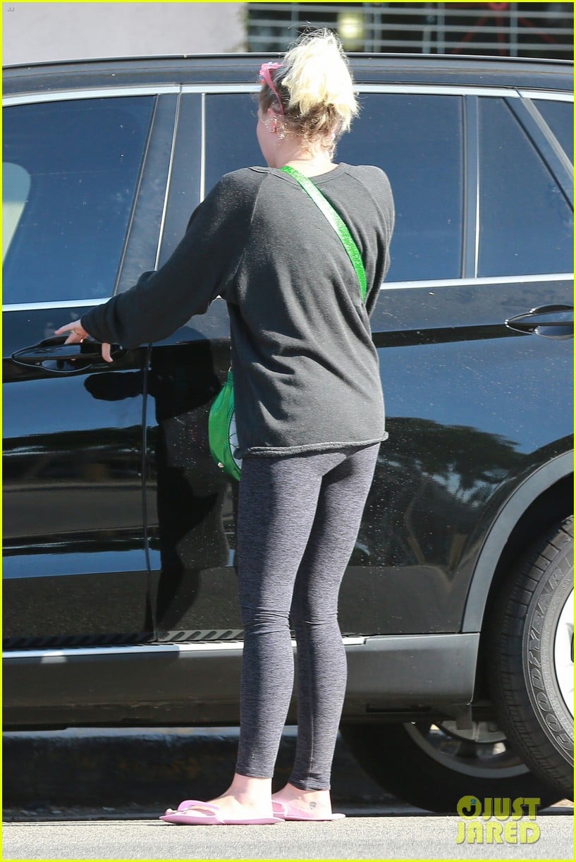 miley cyrus strips off her sweater for a visit to the nail salon 18