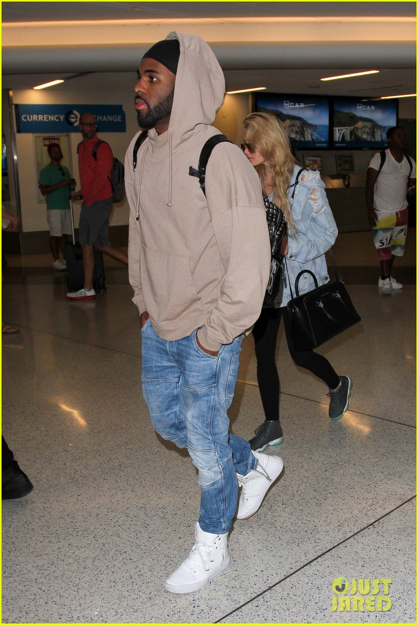 jason derulo touches down at lax after nyfw events 13