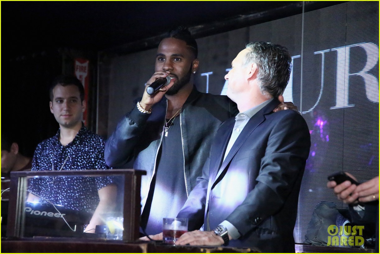jason derulo touches down at lax after nyfw events 22
