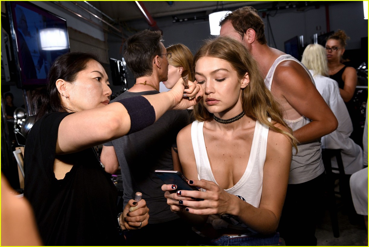gigi hadid gets support from family at tommyxgigi show 11