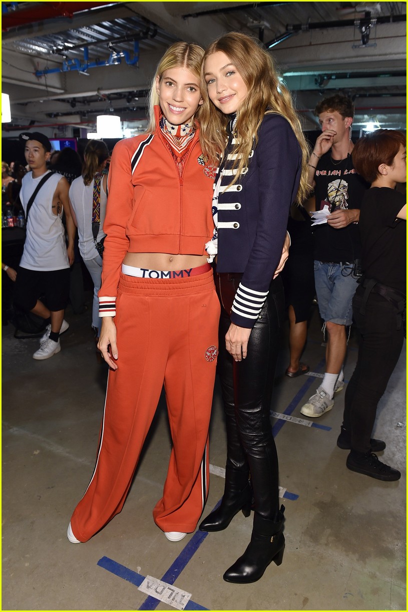 gigi hadid gets support from family at tommyxgigi show 12