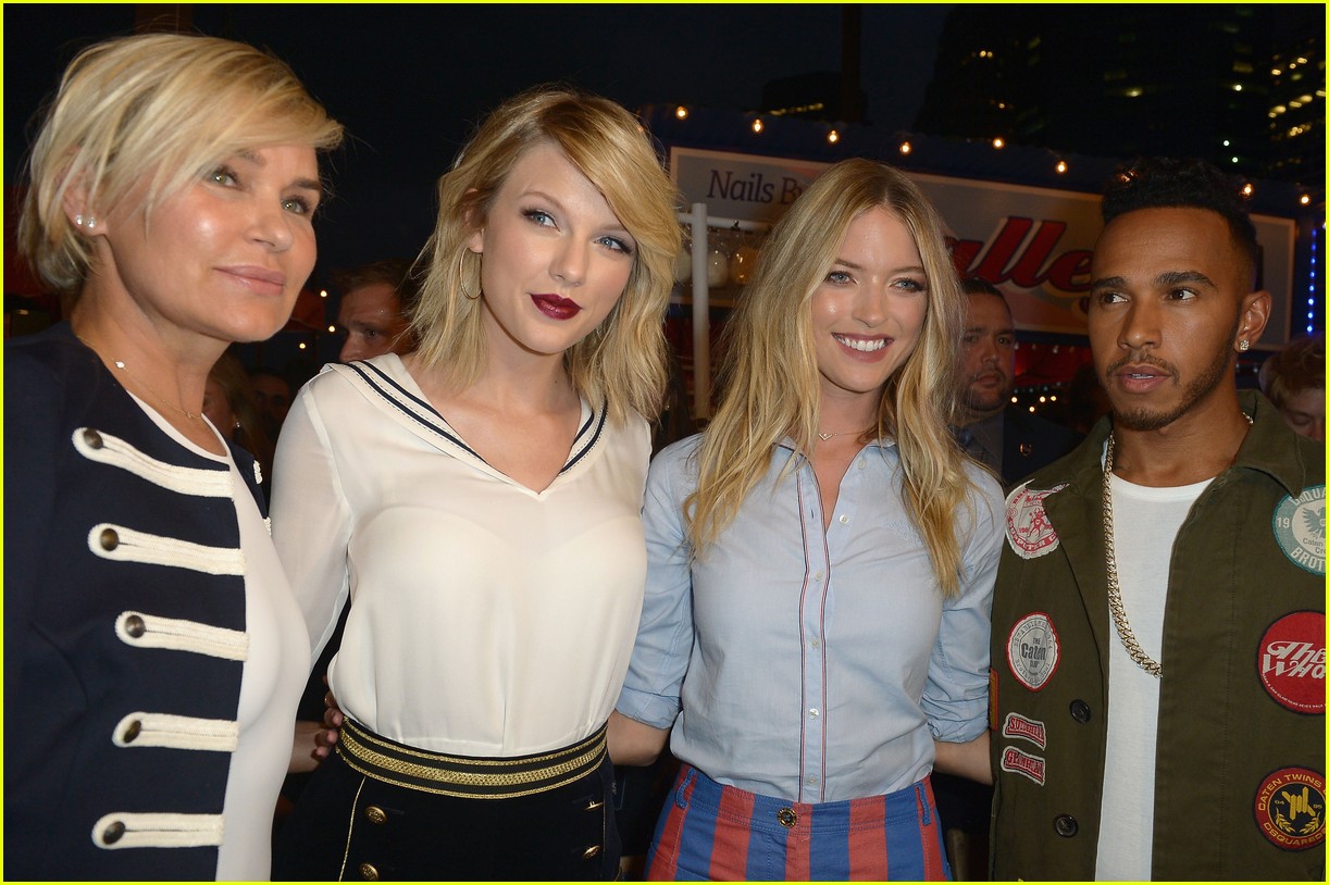 gigi hadid gets support from family at tommyxgigi show 22