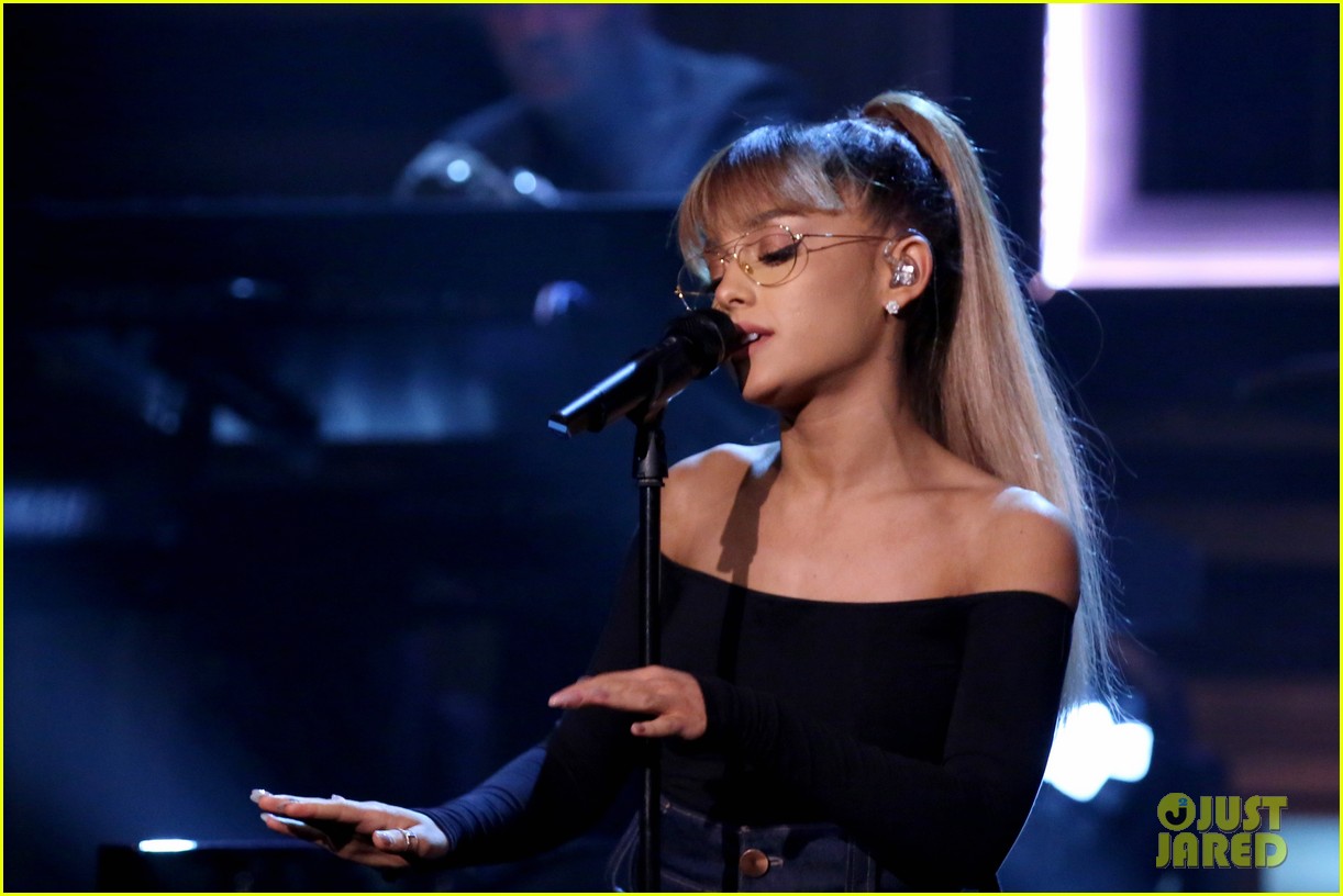 ariana grande performs jasons song gave it away for first time on the tonight show 01