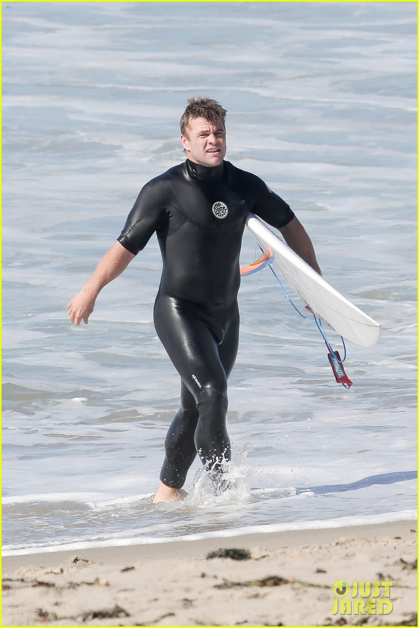 liam hemsworth goes for monday morning surf session with brother luke 18