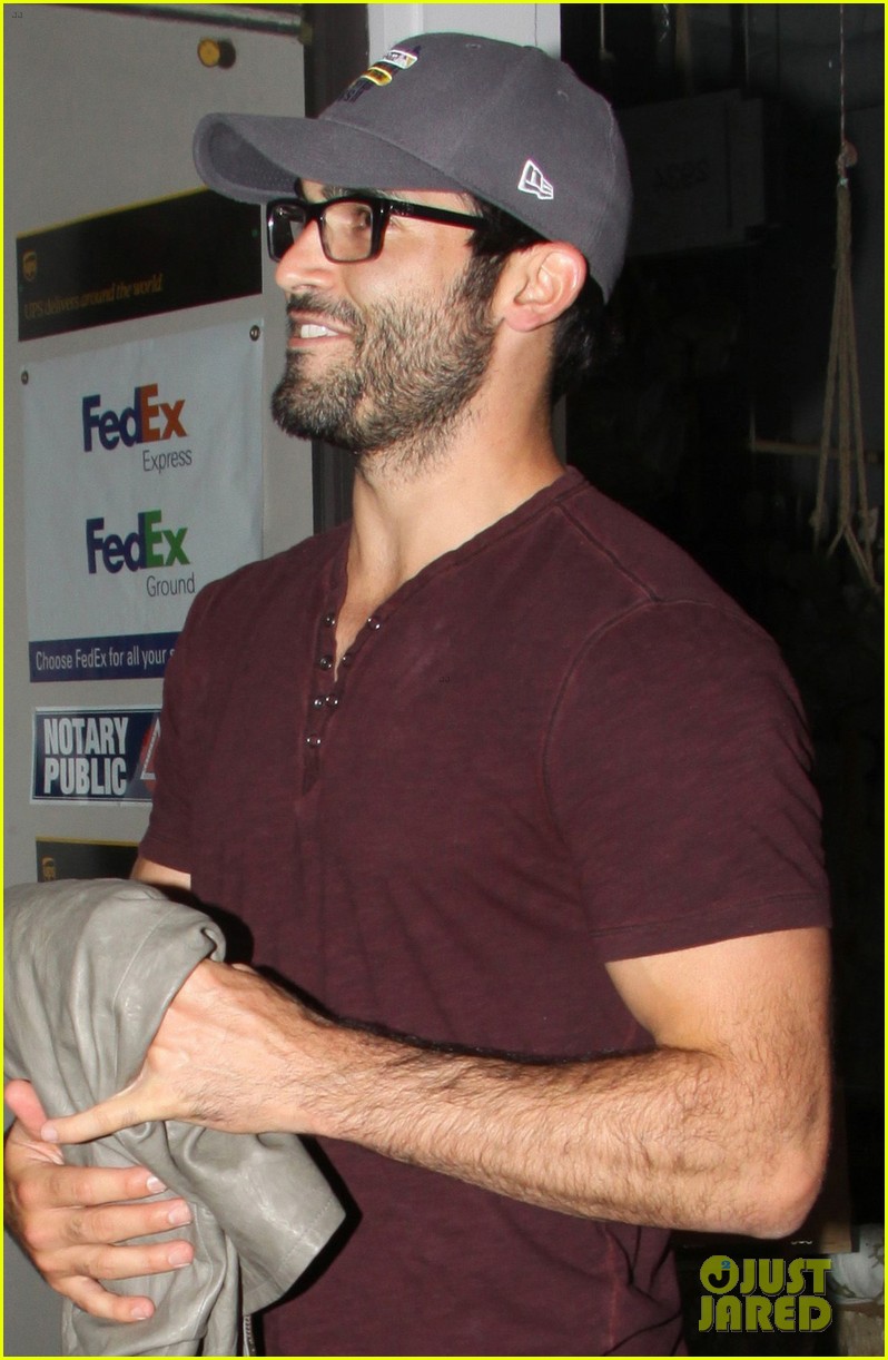 tyler hoechlin says it was painful learning how to soar around as superman 01