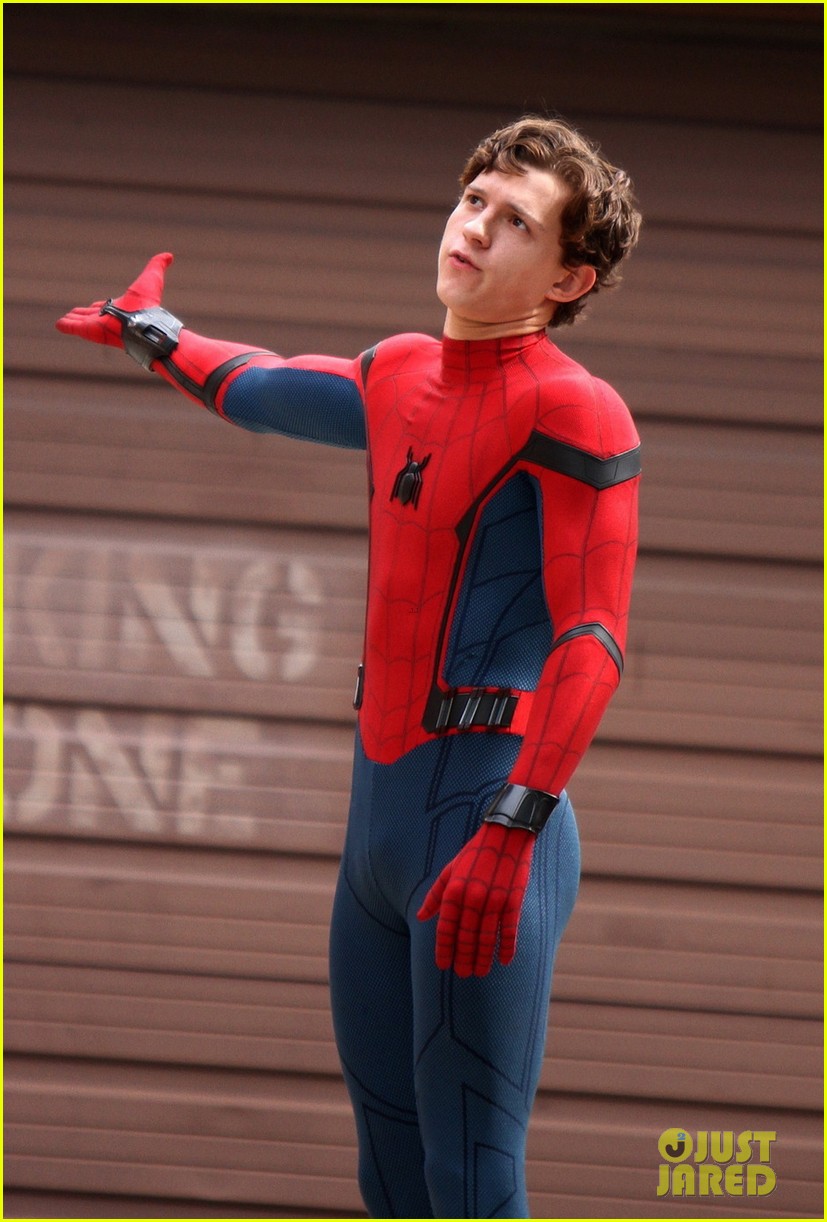tom holland looks buff while filming spiderman in nyc01010mytext