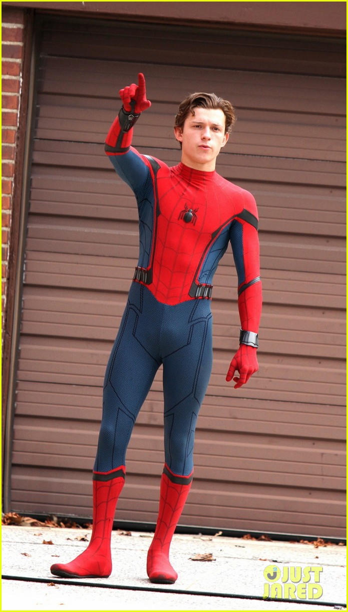 tom holland looks buff while filming spiderman in nyc01515mytext