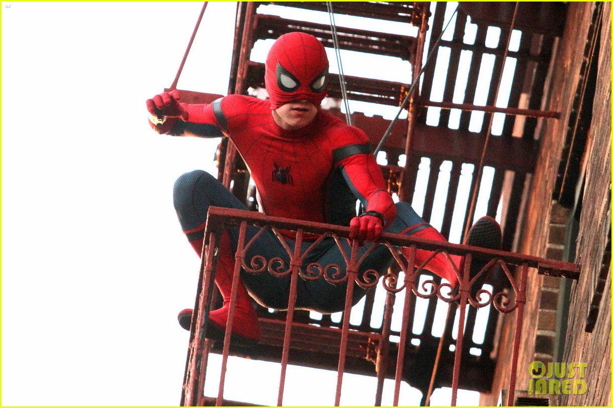 tom holland performs his own spider man stunts on nyc fire escape 04