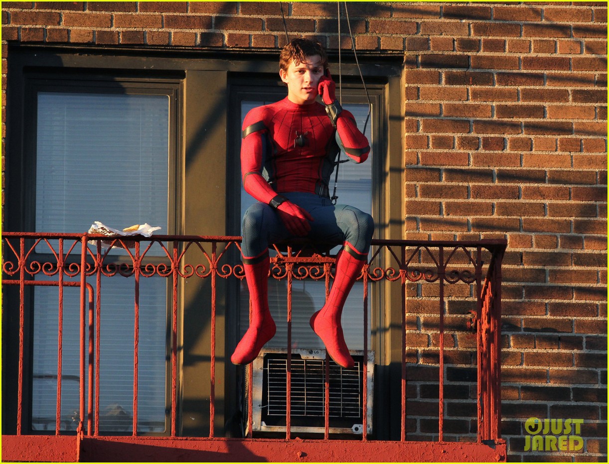 tom holland performs his own spider man stunts on nyc fire escape 12