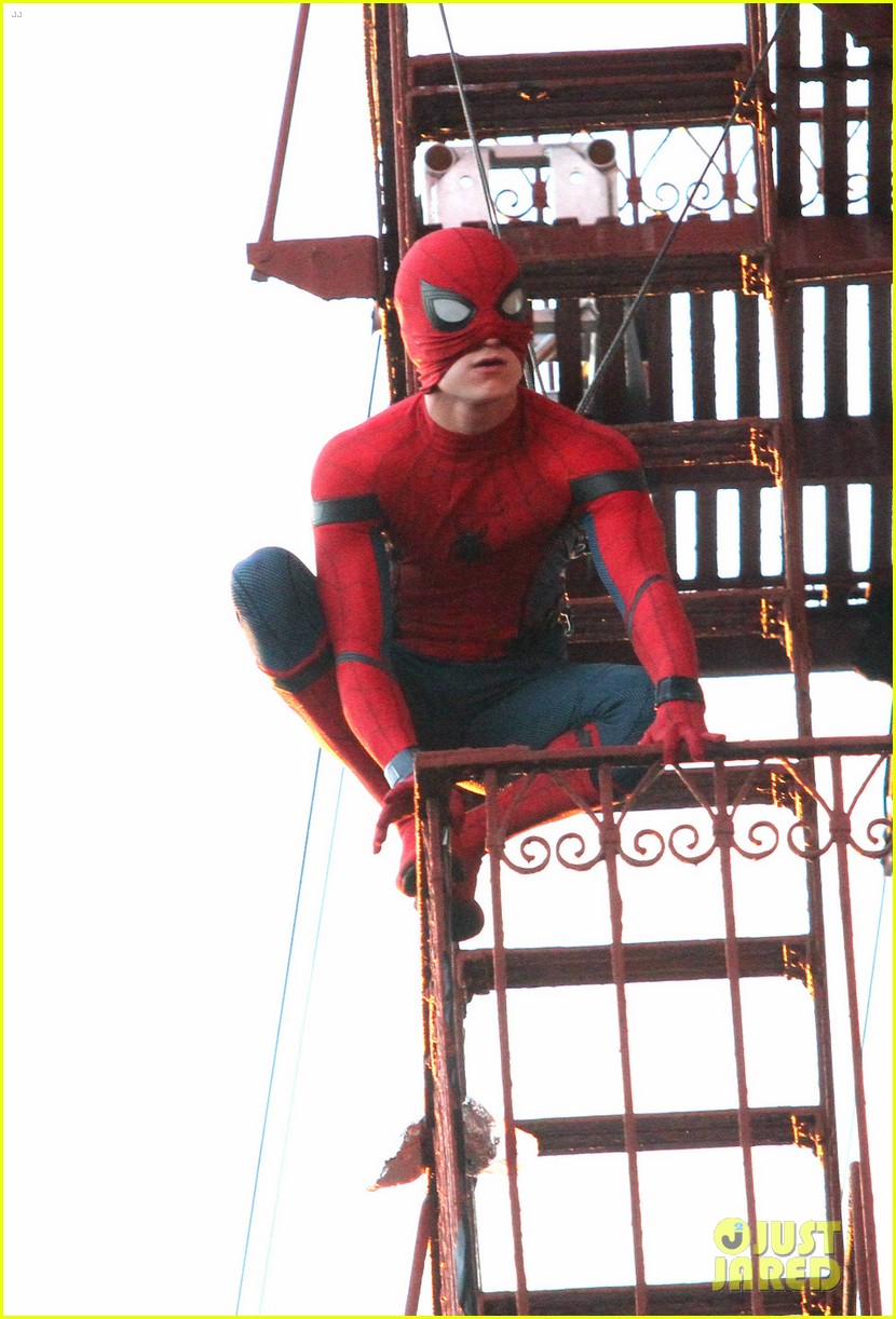 tom holland performs his own spider man stunts on nyc fire escape 17