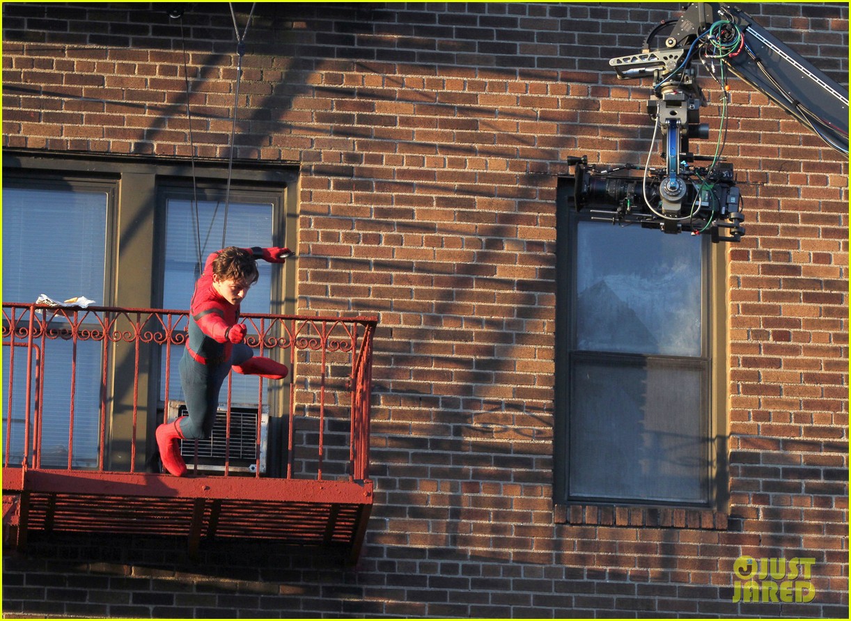 tom holland performs his own spider man stunts on nyc fire escape 18
