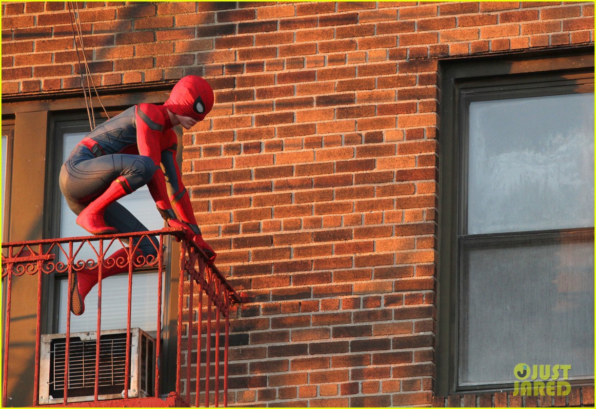 tom holland performs his own spider man stunts on nyc fire escape 20