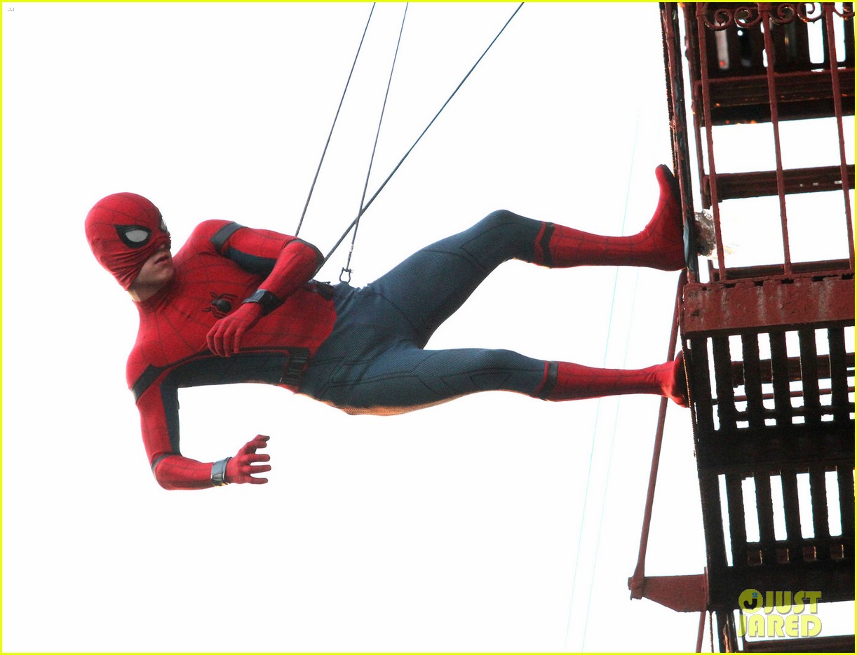 tom holland performs his own spider man stunts on nyc fire escape 21