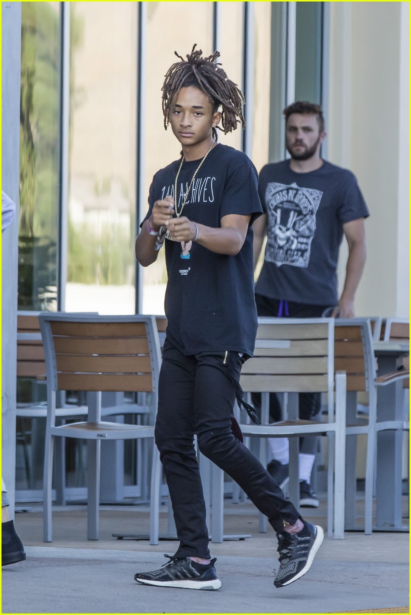 jaden smith shows some pda with girlfriend sarah snyder 01