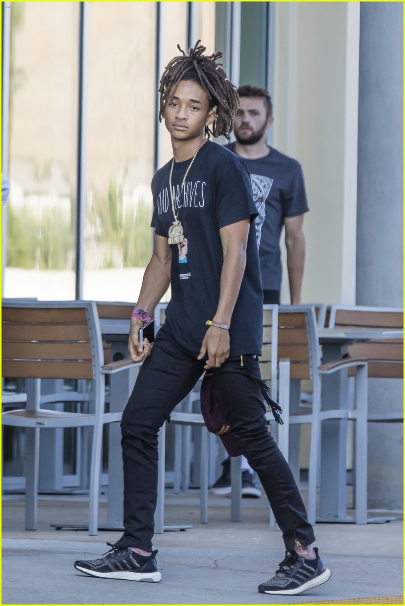 jaden smith shows some pda with girlfriend sarah snyder 05