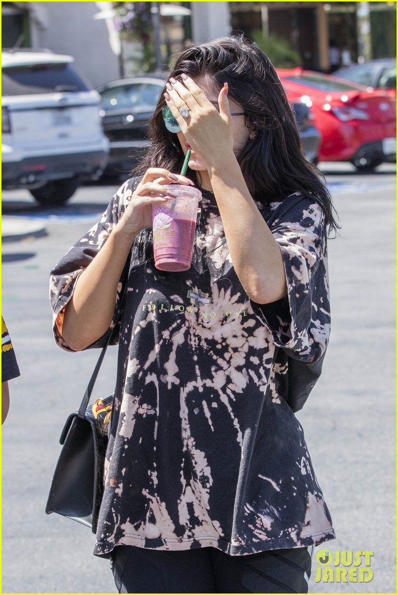 kylie jenner and tyga have a casual pizza date at the mall 03