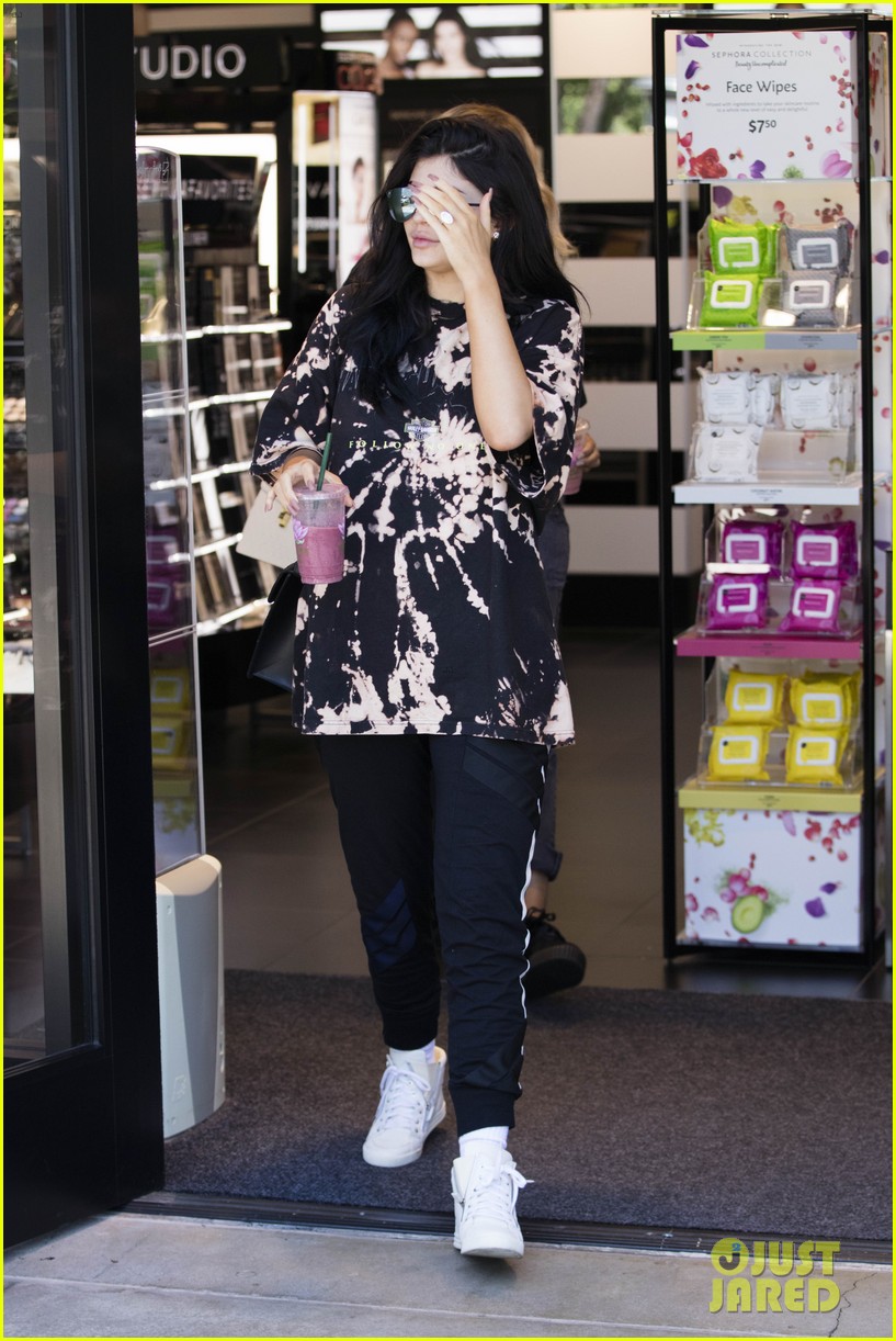 kylie jenner and tyga have a casual pizza date at the mall 06