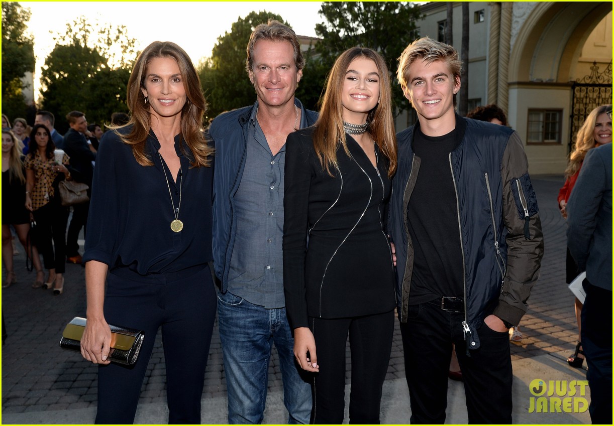 kaia gerber gets family support at sister cities premier404mytext