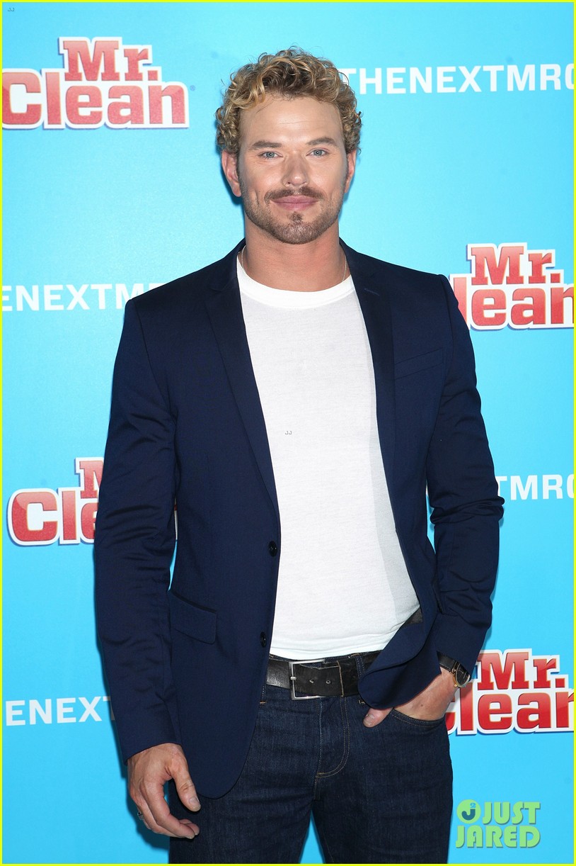 kellan lutz shows off his biceps while auditioning to be the next mr clean00609mytext