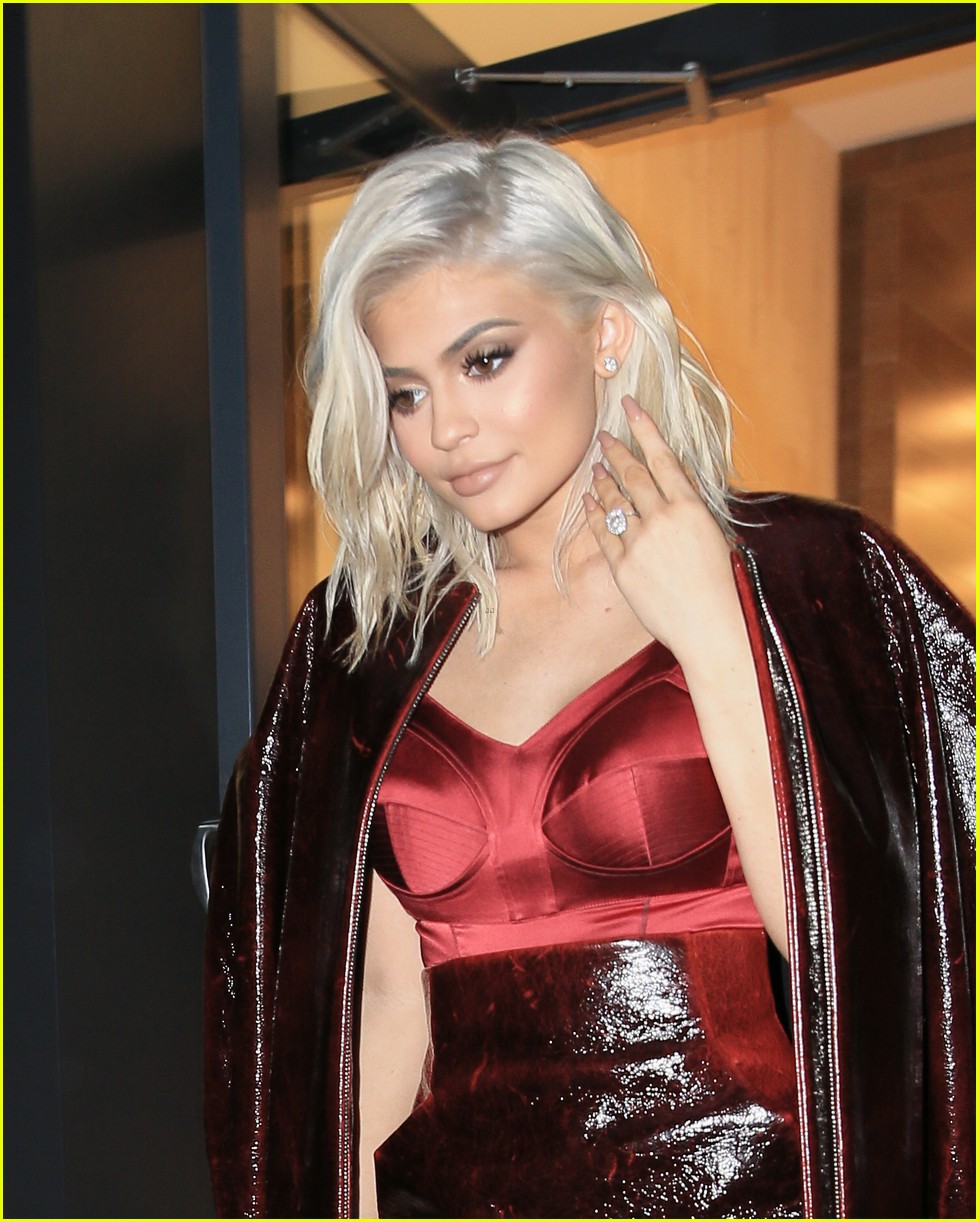 kylie jenner shows off new blonde hair 28