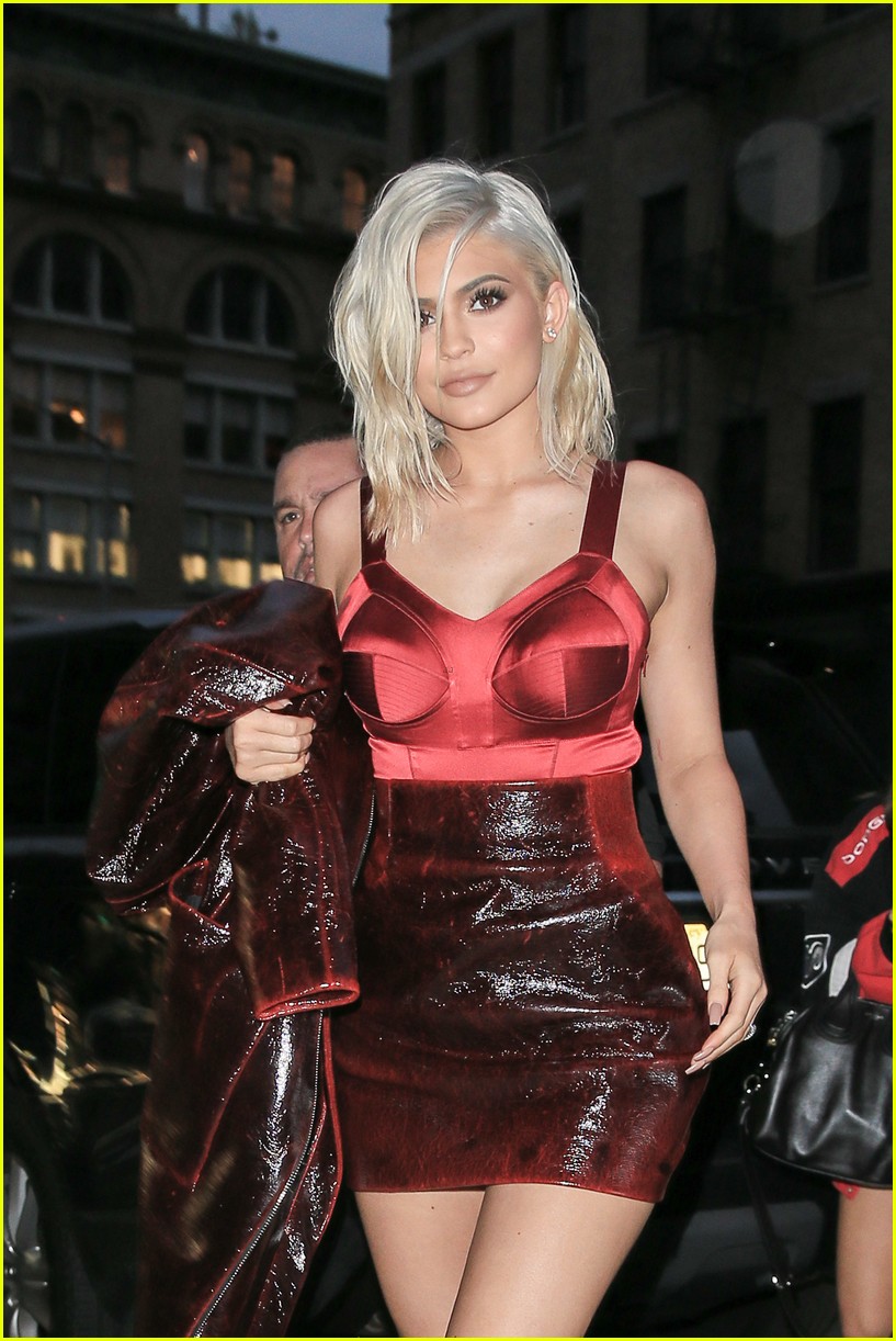 kylie jenner shows off new blonde hair 34
