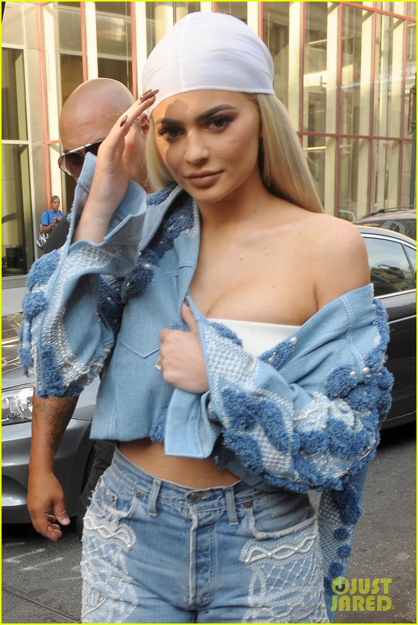 kylie jenner sits front at nyfw 201601218mytext