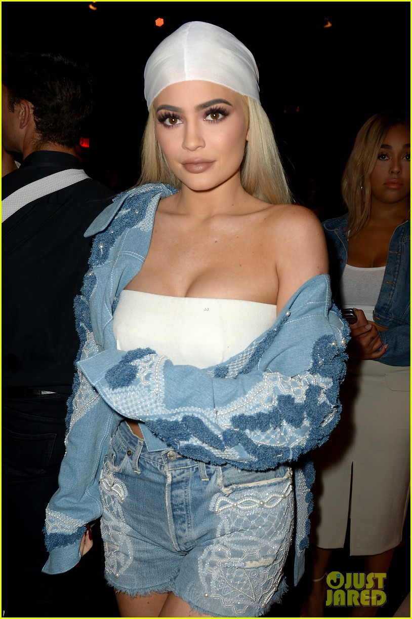 kylie jenner sits front at nyfw 201685432mytext