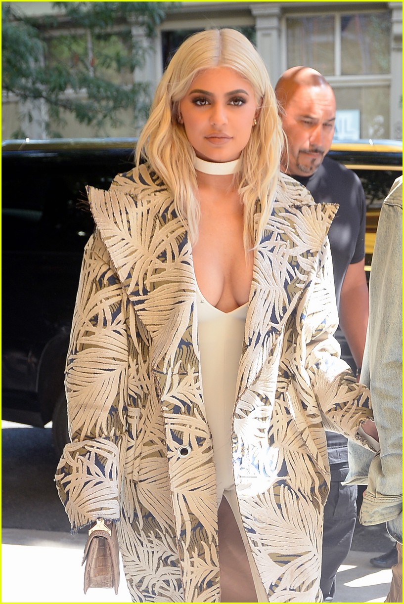 kylie jenner didnt plan for her hair to go platinum 03