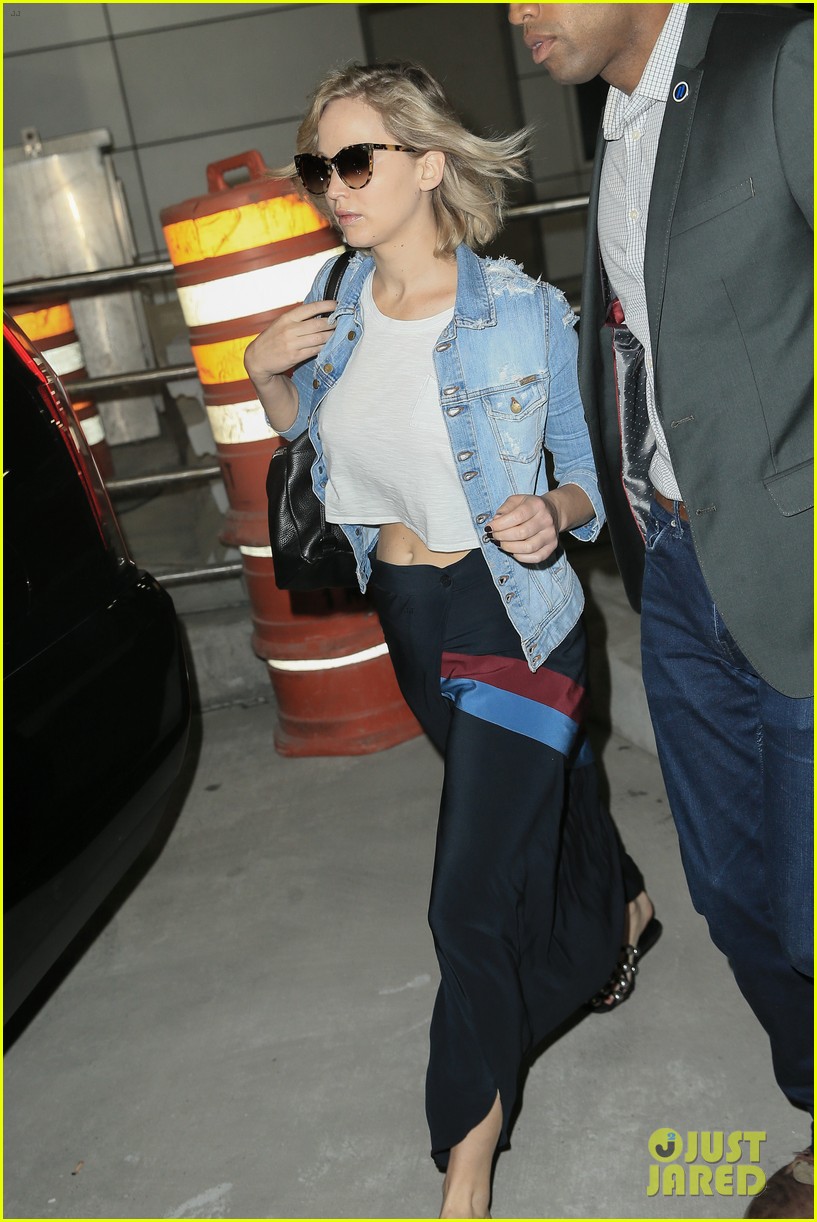 jennifer lawrence catches a flight out of jfk for a weekend trip2 09