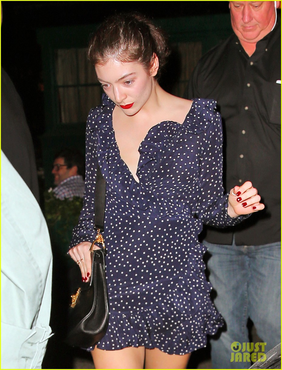 lorde has star studded dinner with gal pals 02