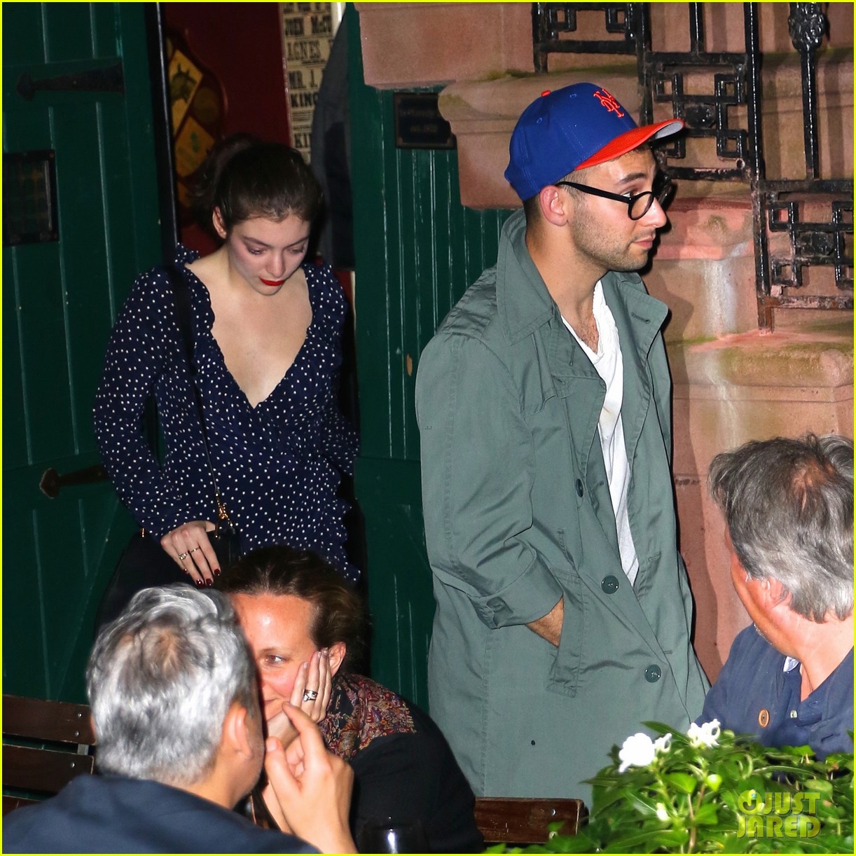 lorde has star studded dinner with gal pals 05