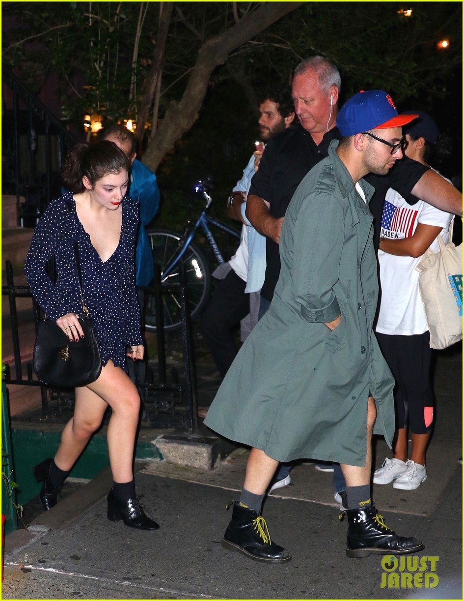 lorde has star studded dinner with gal pals 14