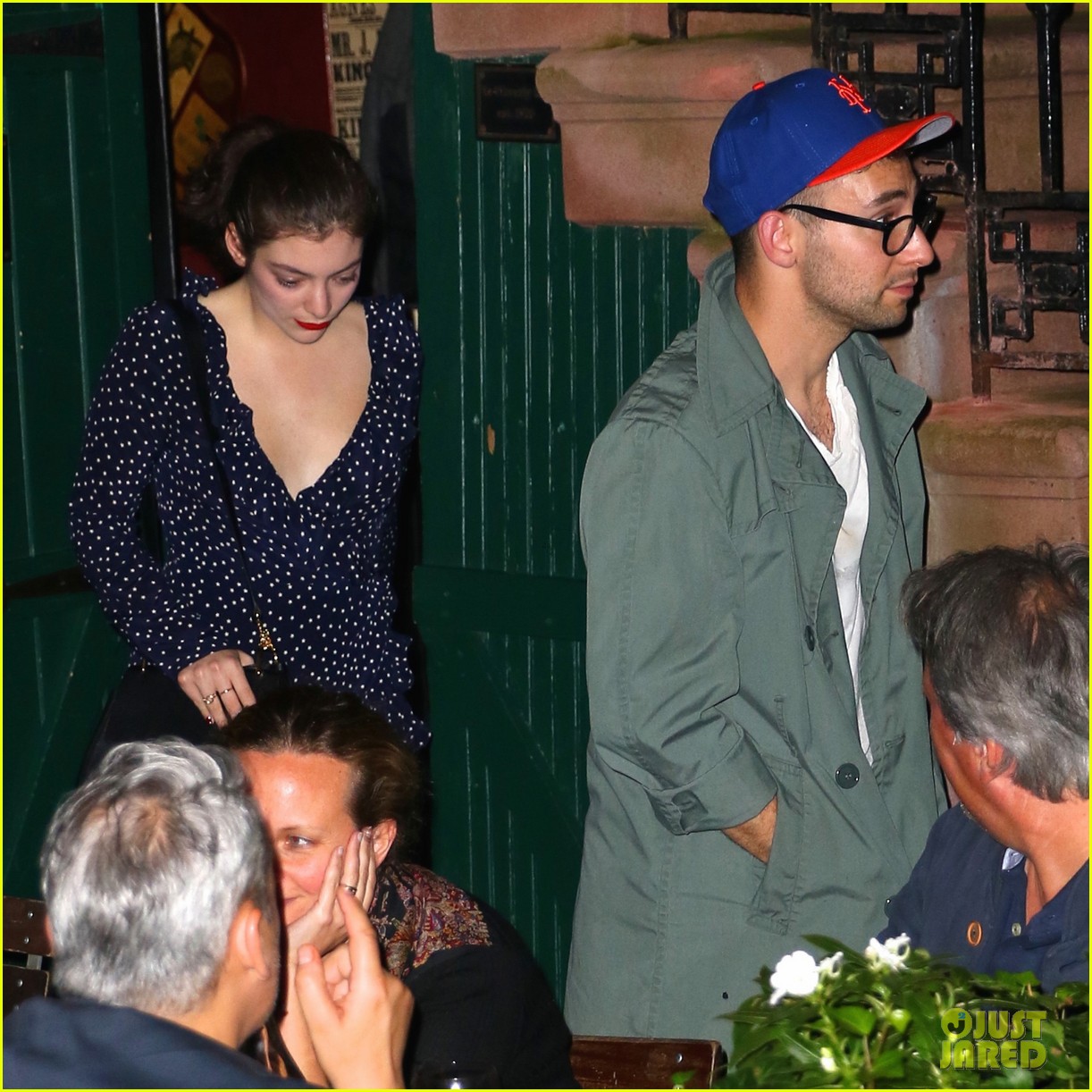 lorde has star studded dinner with gal pals 19