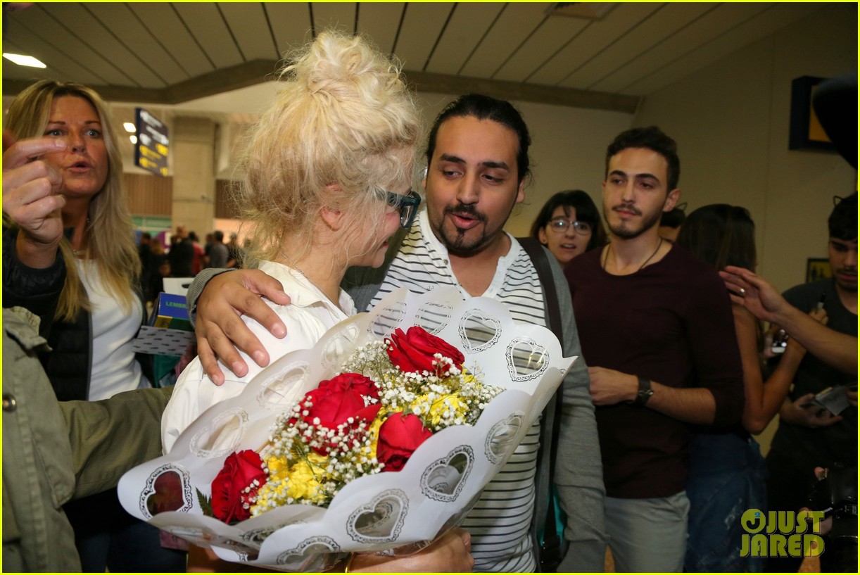 pixie lott almost cries with happiness at brazil airport 02