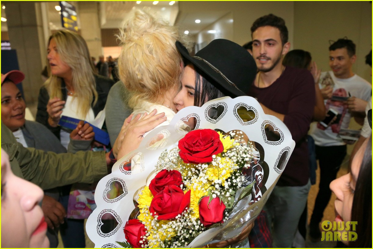 pixie lott almost cries with happiness at brazil airport 03
