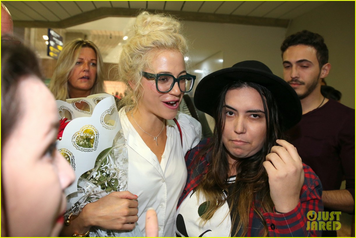 pixie lott almost cries with happiness at brazil airport 05