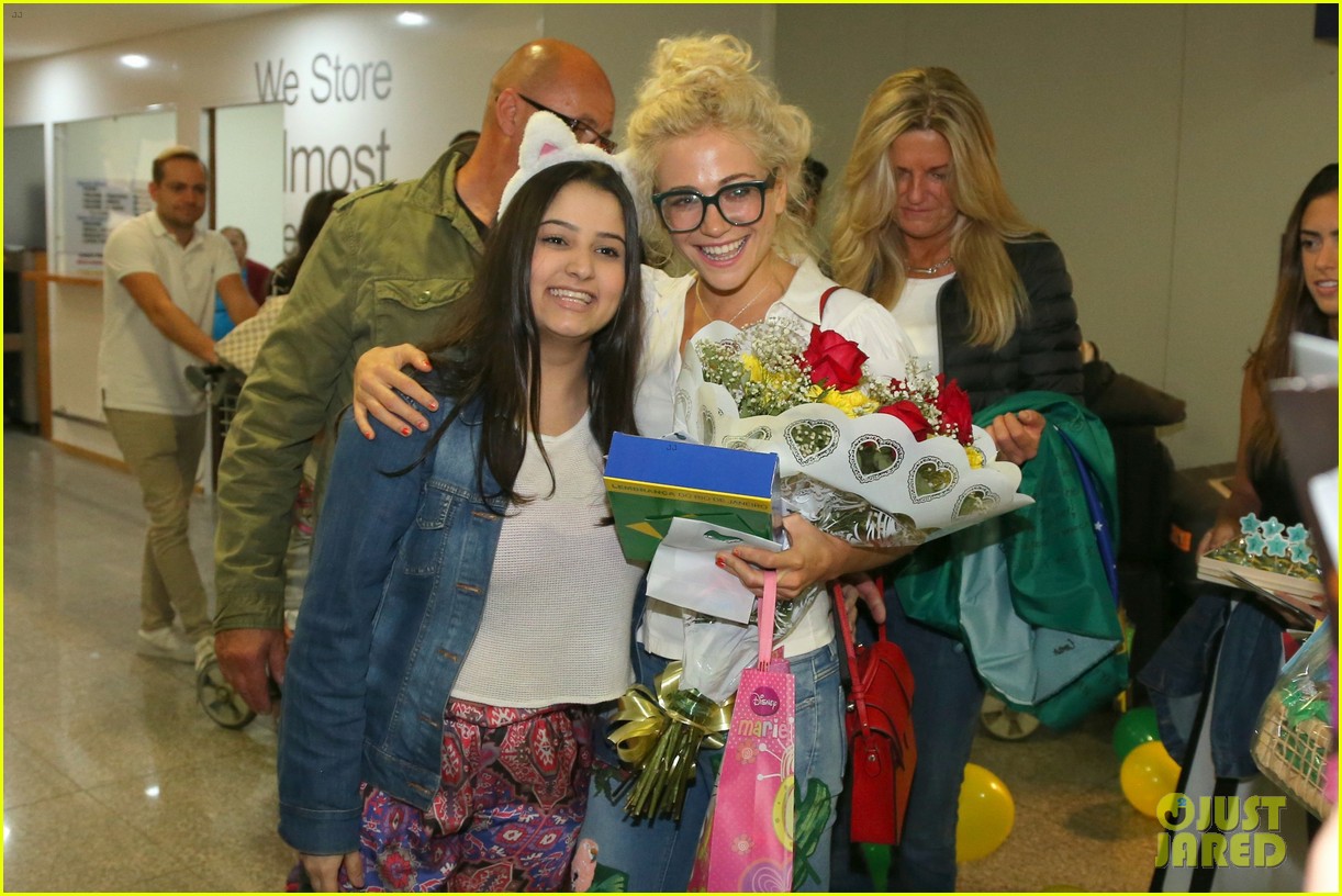 pixie lott almost cries with happiness at brazil airport 09