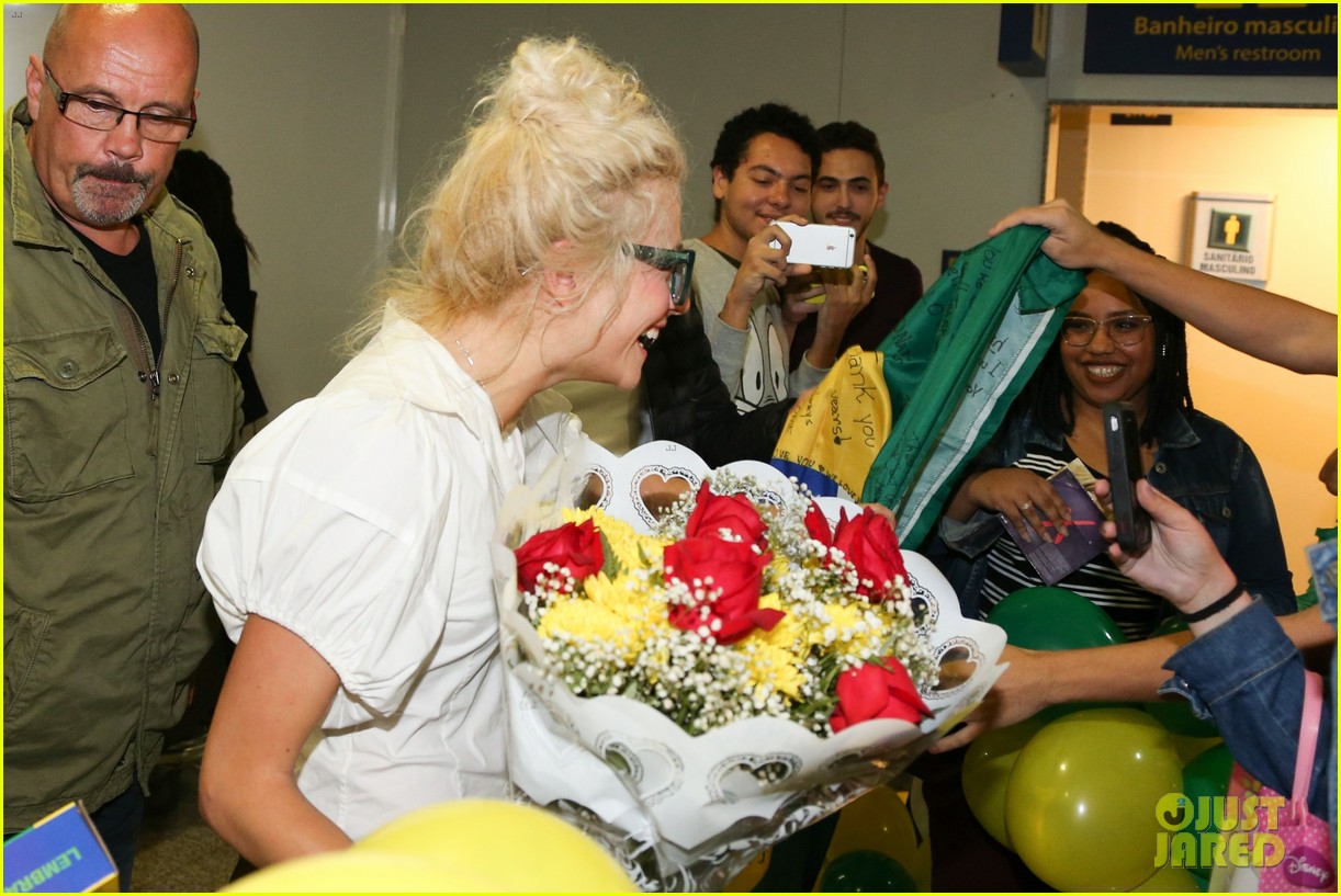 pixie lott almost cries with happiness at brazil airport 13
