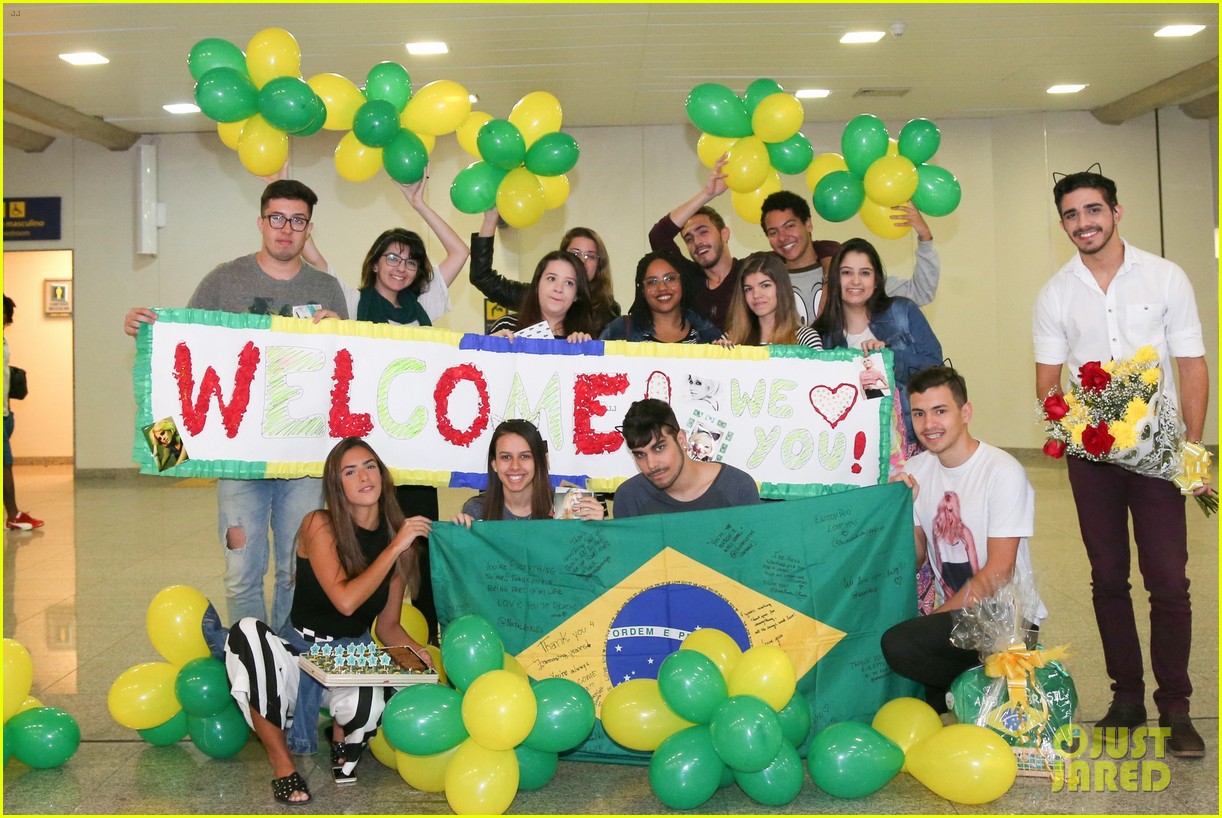 pixie lott almost cries with happiness at brazil airport 17