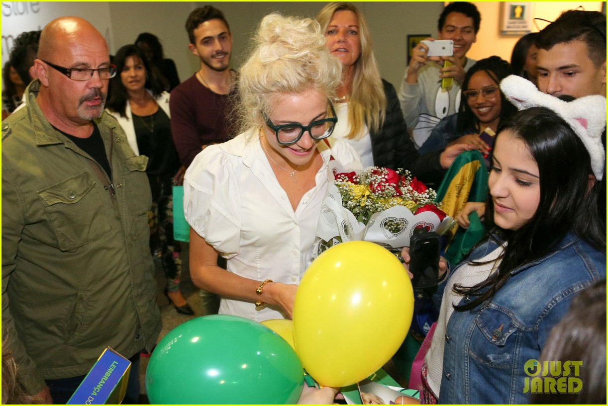pixie lott almost cries with happiness at brazil airport 18