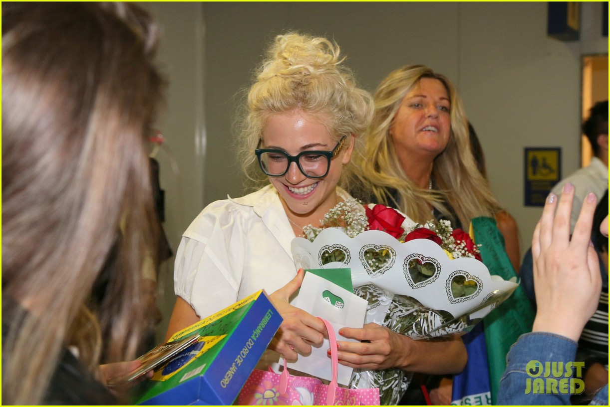 pixie lott almost cries with happiness at brazil airport 20