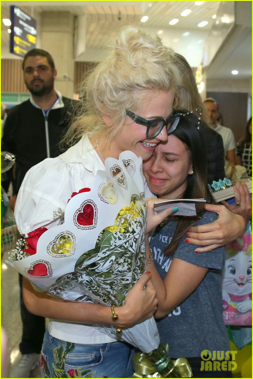 pixie lott almost cries with happiness at brazil airport 22