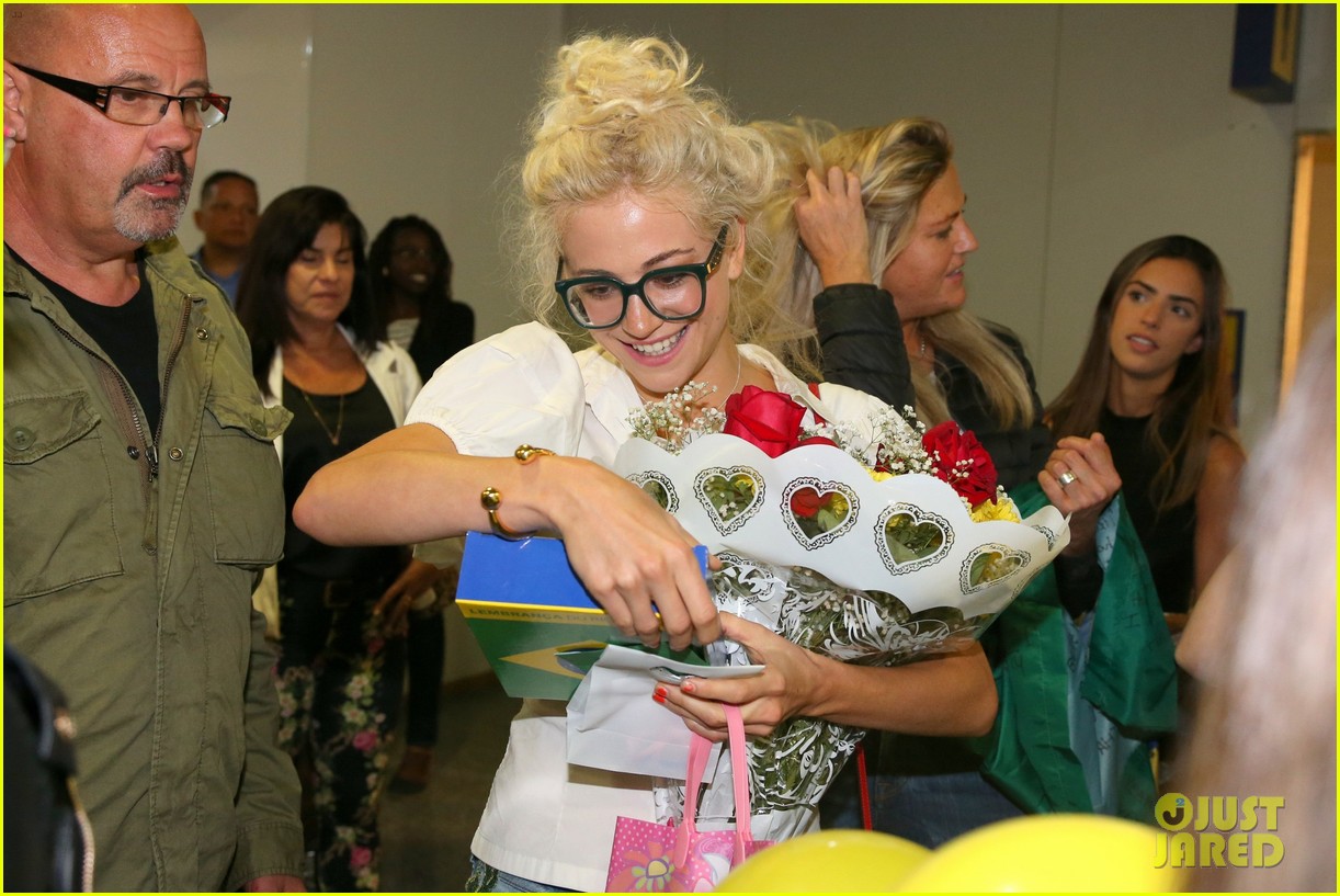 pixie lott almost cries with happiness at brazil airport 23