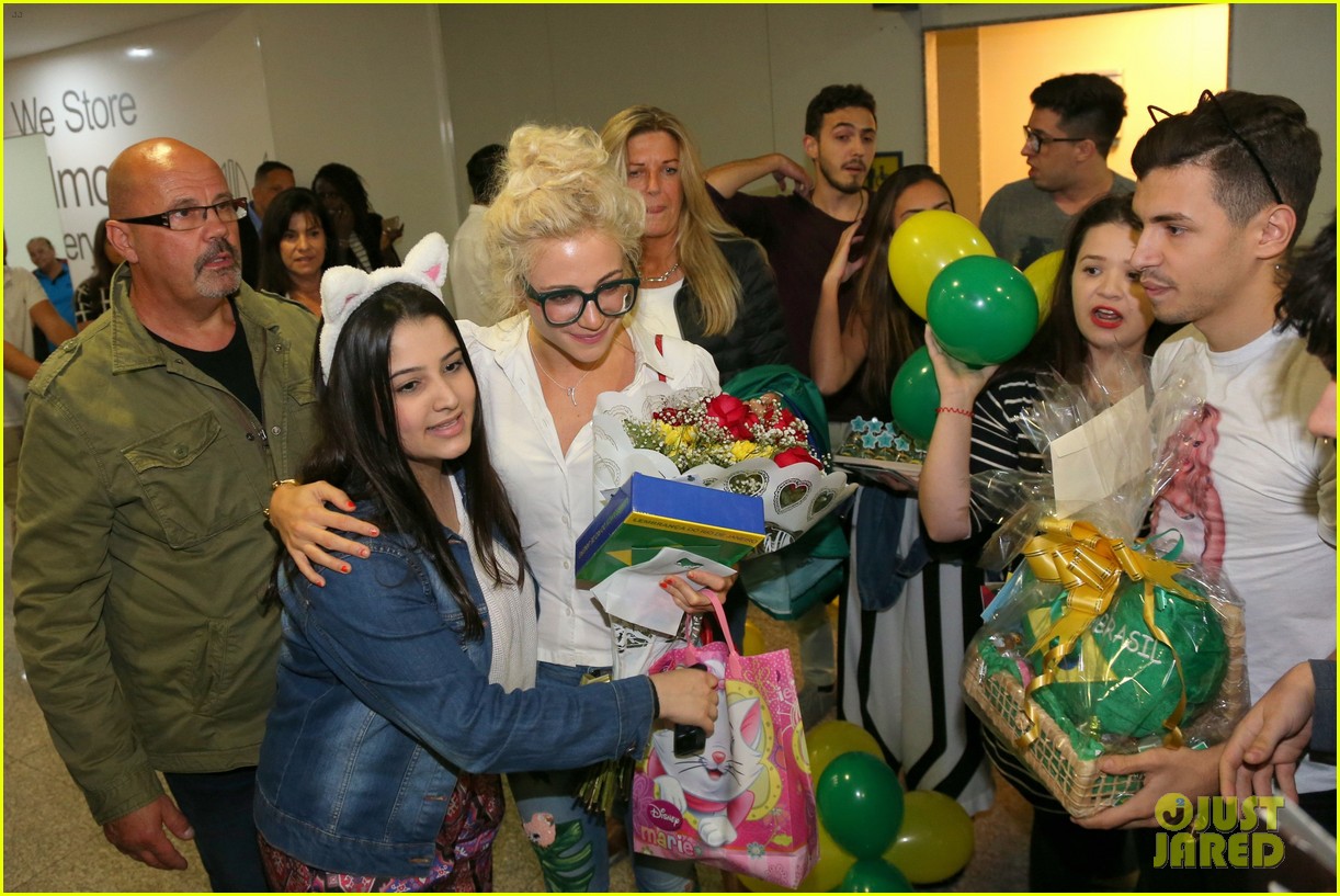 pixie lott almost cries with happiness at brazil airport 24