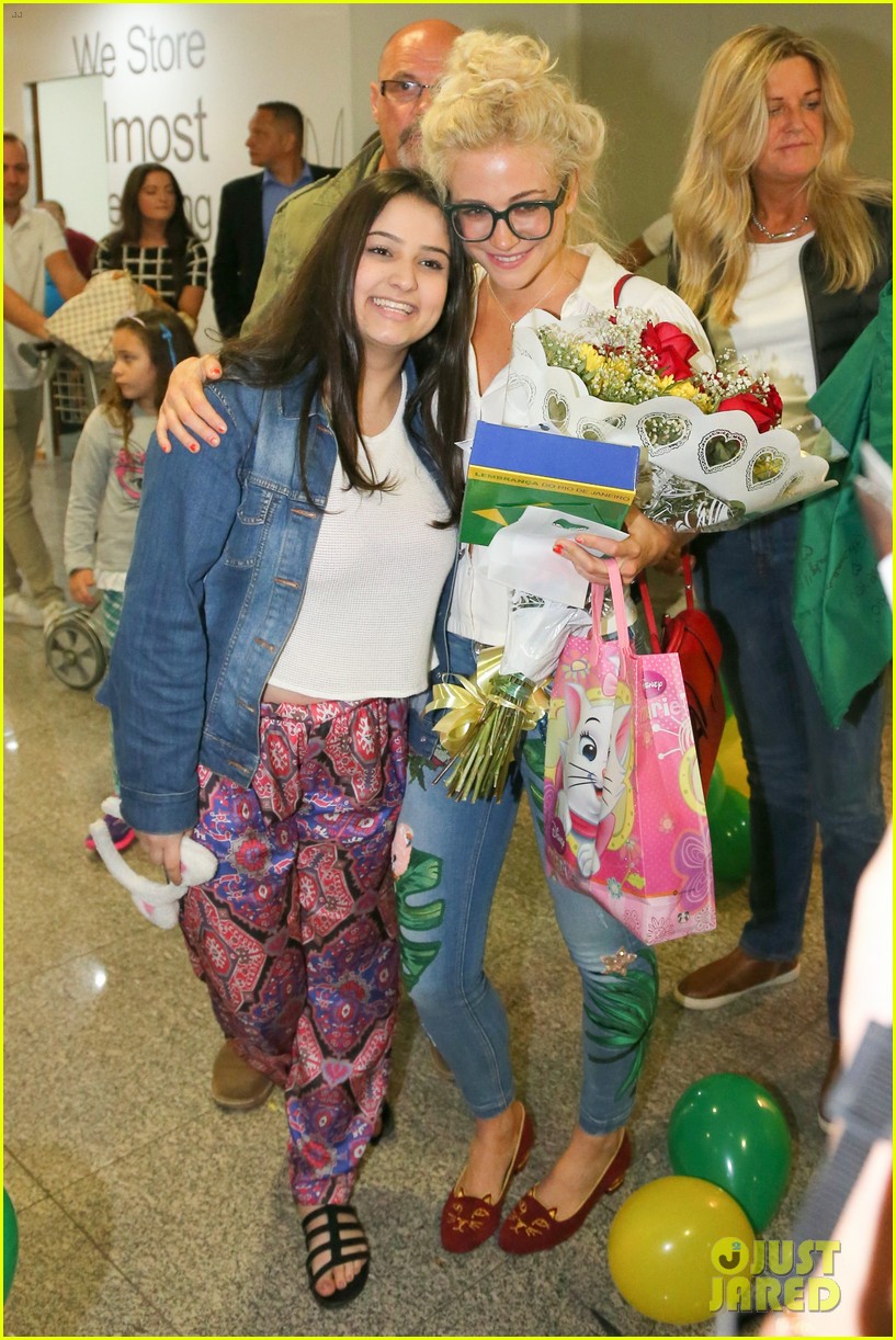 pixie lott almost cries with happiness at brazil airport 29