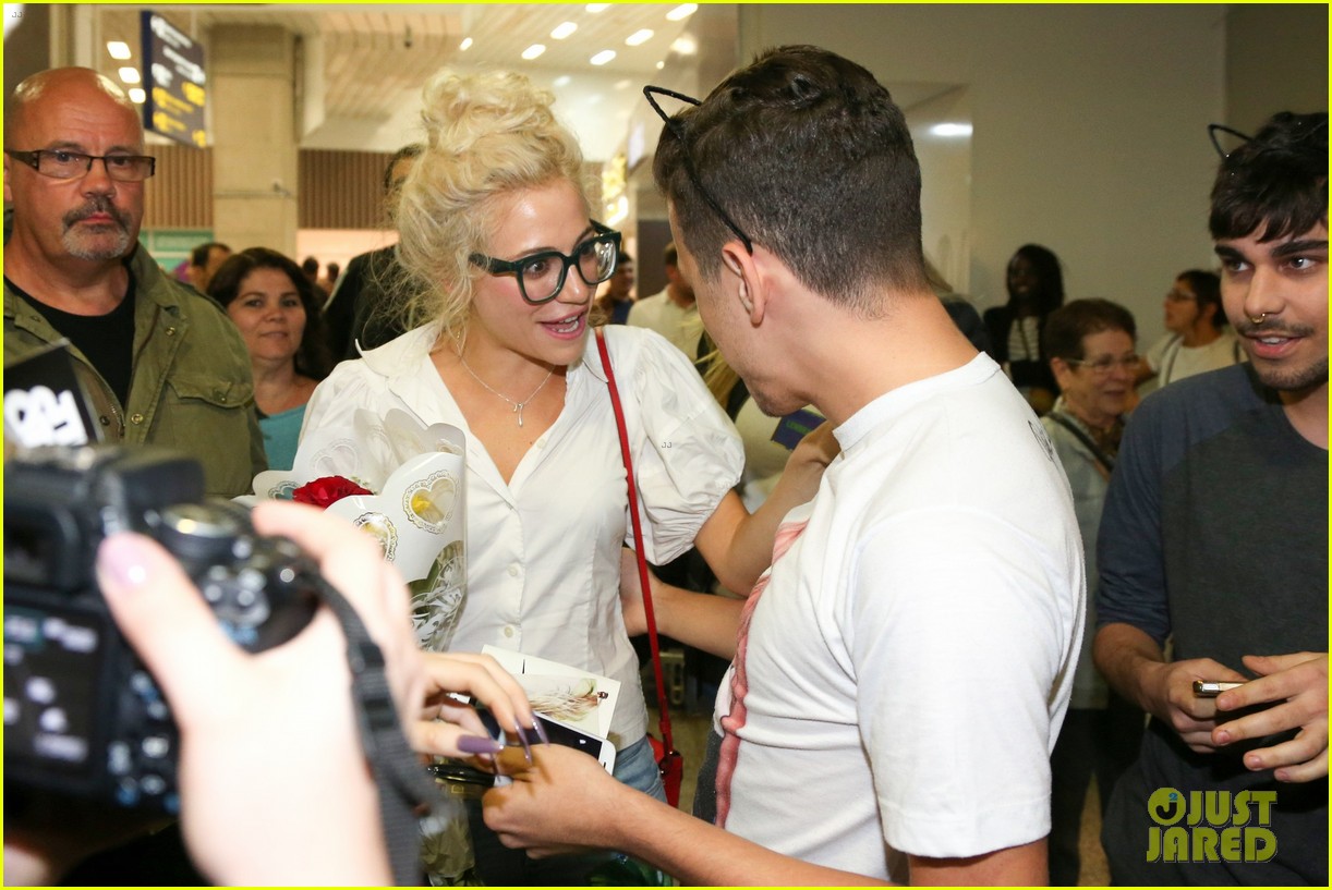 pixie lott almost cries with happiness at brazil airport 33