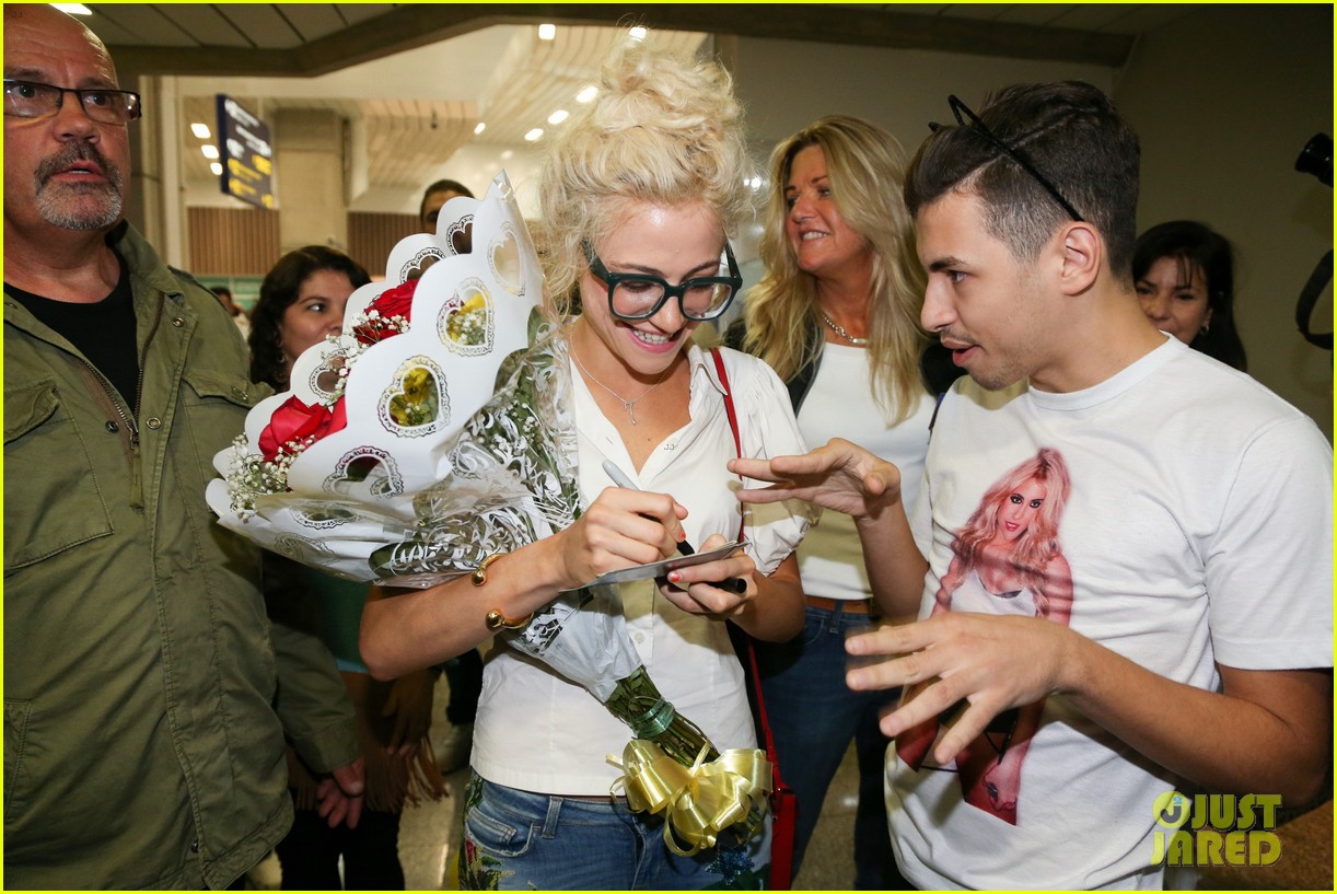 pixie lott almost cries with happiness at brazil airport 35