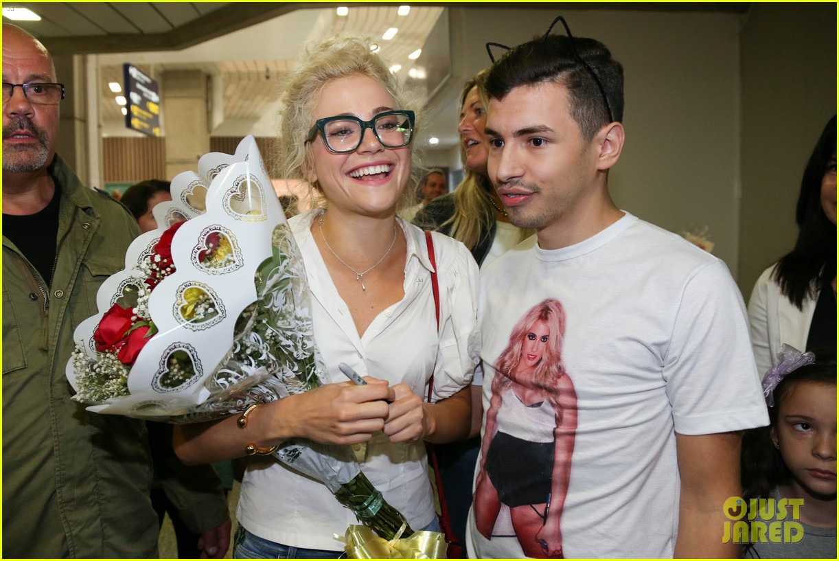 pixie lott almost cries with happiness at brazil airport 38